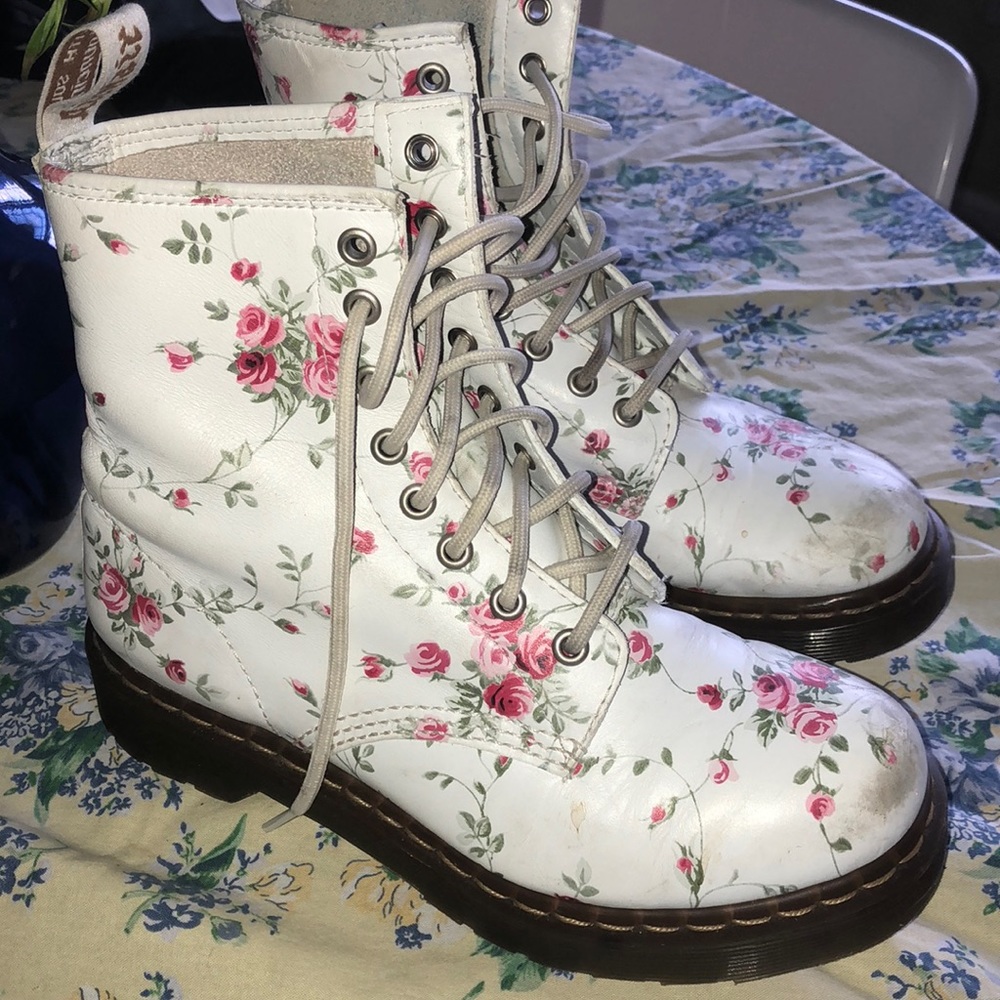 Floral Dr. Martins. Uk- 5, Europe- 38, US-7